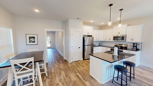 Foto del edificio - Rutherford Corner Townhomes