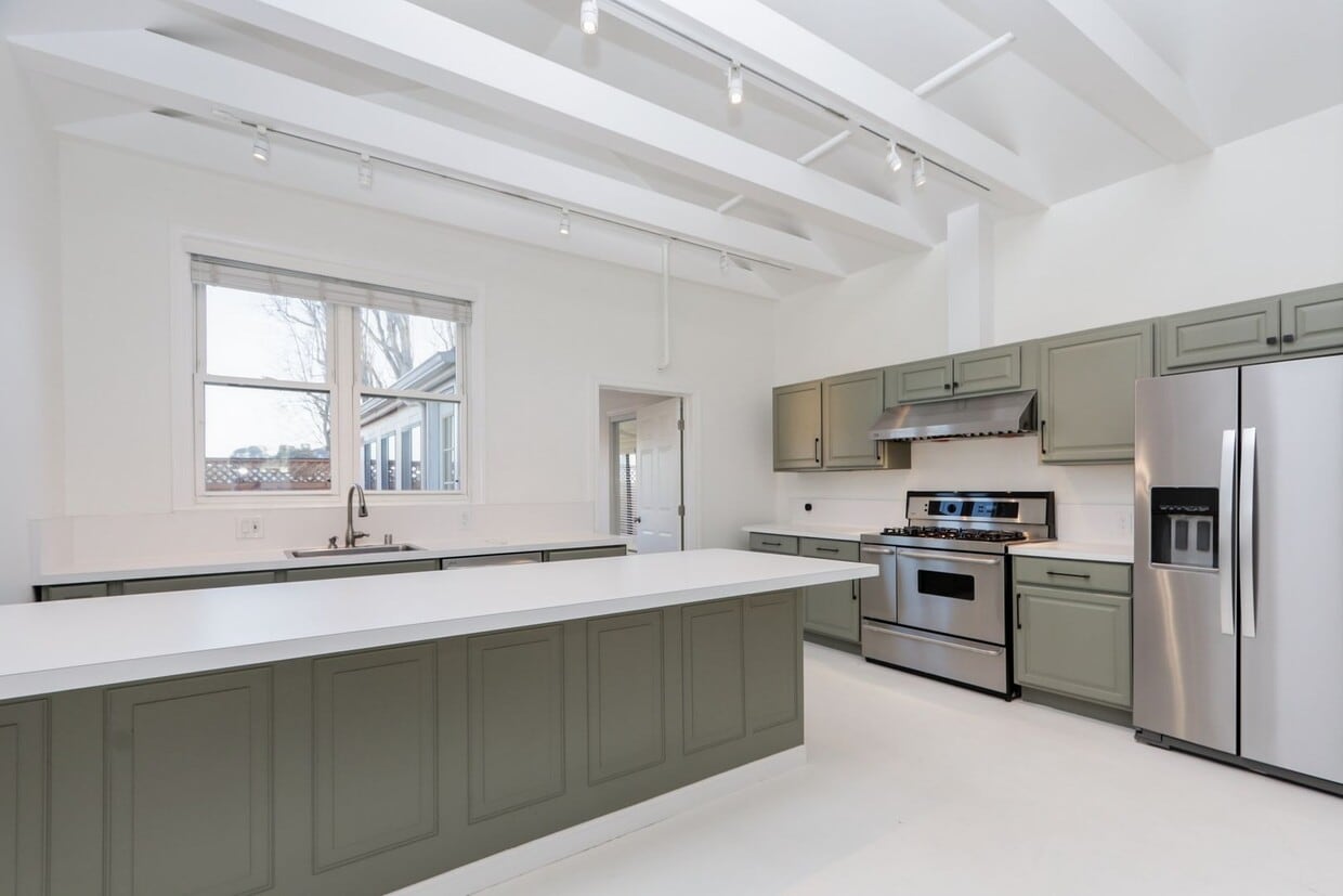 3 Bed / 2 Bath pet friendly large and sunny unit on 24th St in Noe Valley. YouTube tour! - 3 Bed / 2 Bath pet friendly large and sunny unit on 24th St in Noe Valley. YouTube tour!