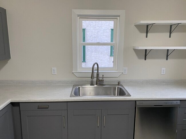 Kitchen Sink with Pull-Down faucet - 3052 California St NE
