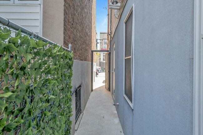 Building Photo - 308 18th St