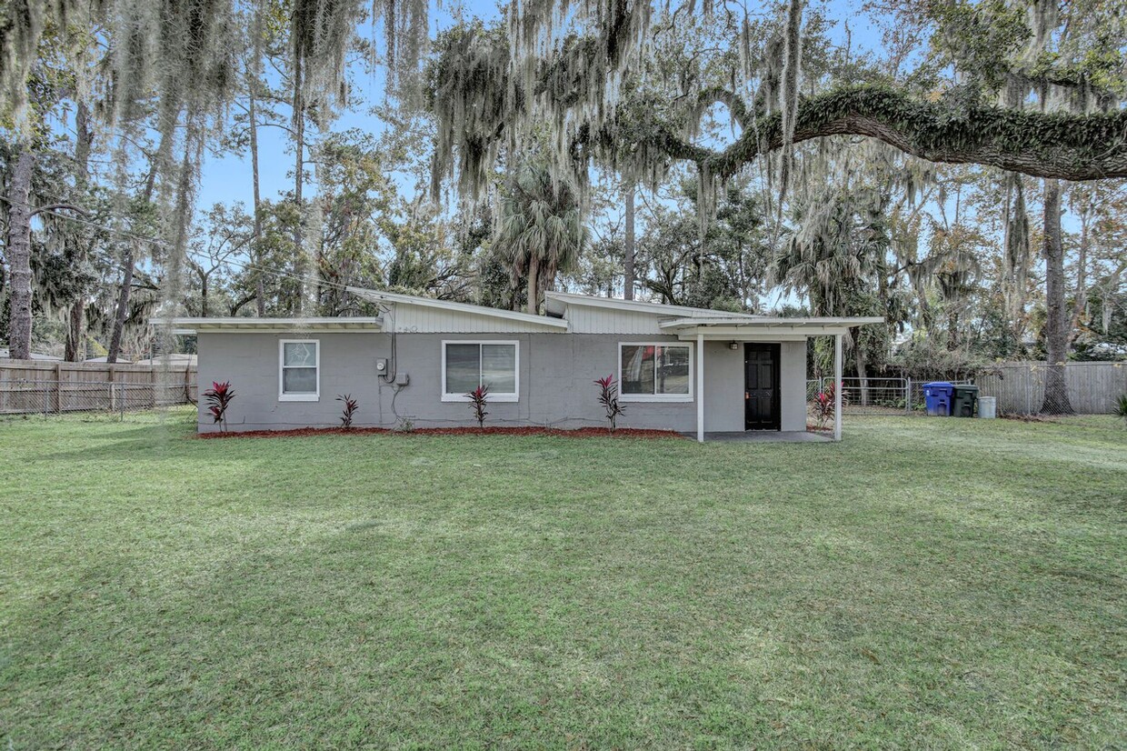 Foto principal - Newly renovated 3 bedroom/1 bathroom home ...