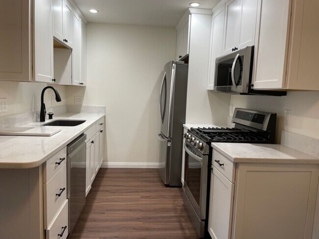 Foto del edificio - 6600 Warner Ave