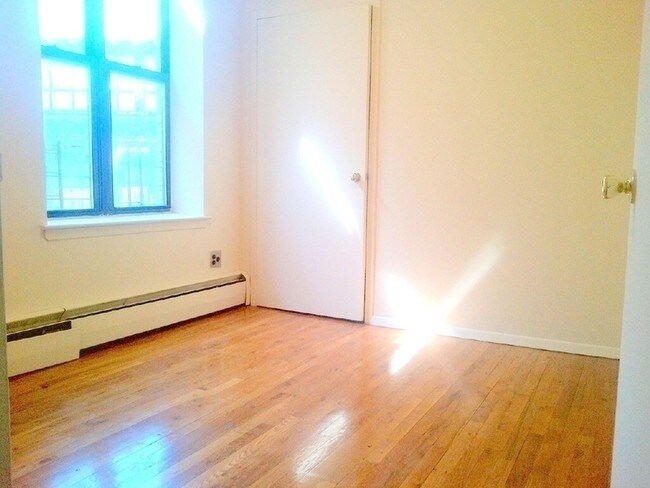 Bedroom - 3200 Broadway