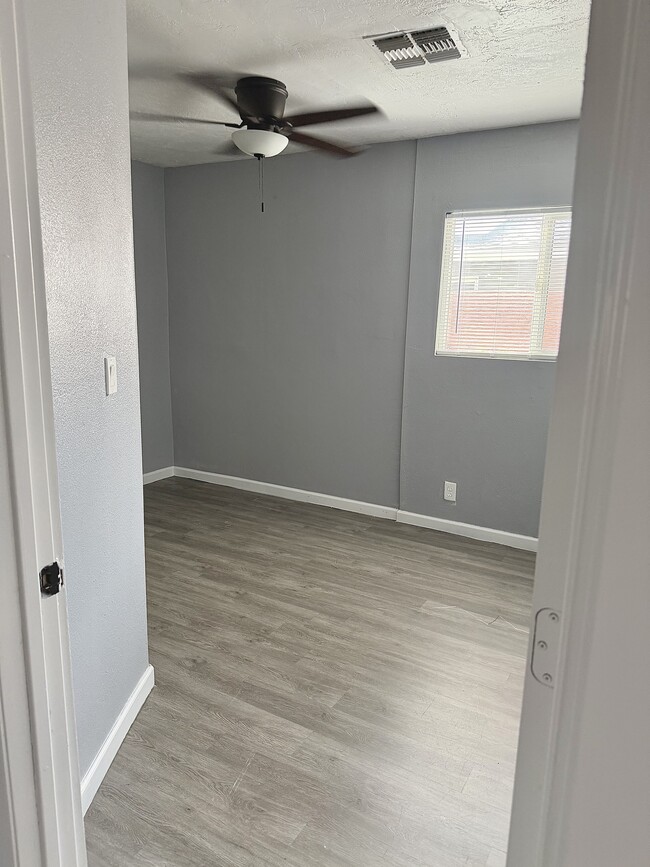 Building Photo - 2615 W Morten Ave