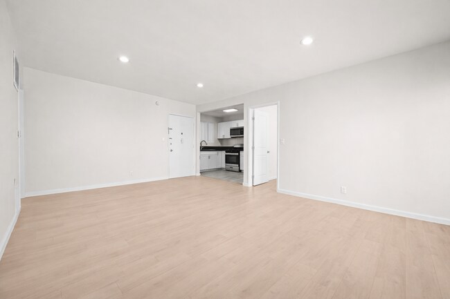 Building Photo - RECENTLY RENOVATED | 3 BED 2 BATH WITH BALCONY & PARKING