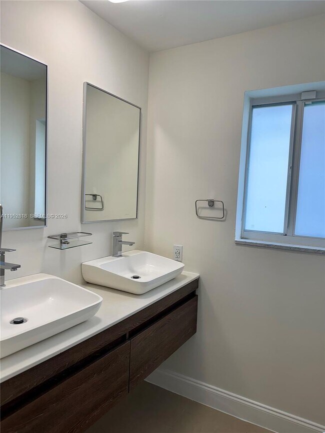 Foto del edificio - 16453 NE 33rd Ave