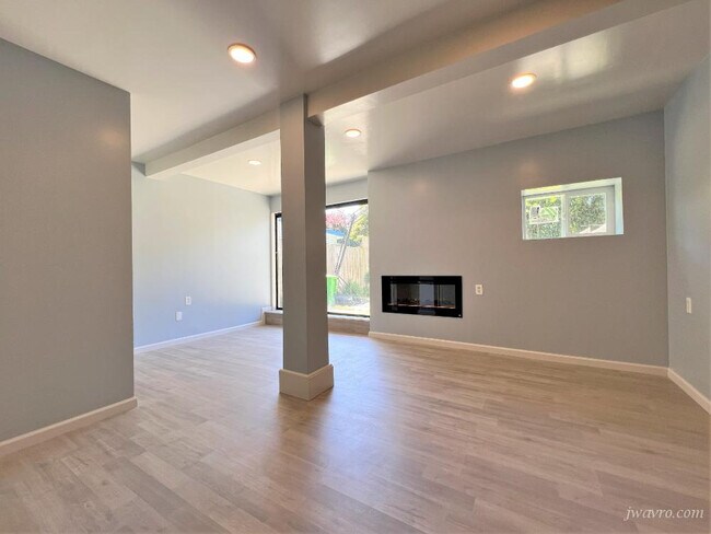 Building Photo - 552 Girard St