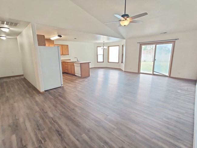 Building Photo - Great South Kennewick location close to fr...