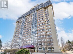Building Photo - 880 Dundas St W