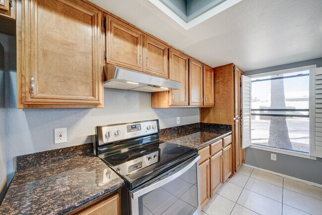 Building Photo - 755 E Lola Dr