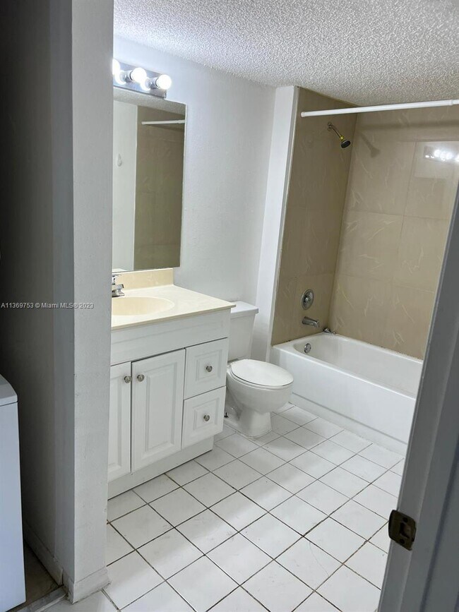 Foto del edificio - 3985 W McNab Rd