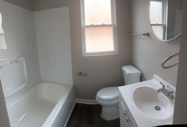 Foto del edificio - Rehabbed Spacious 3 BR/2.5 BAHouse - Northwoods