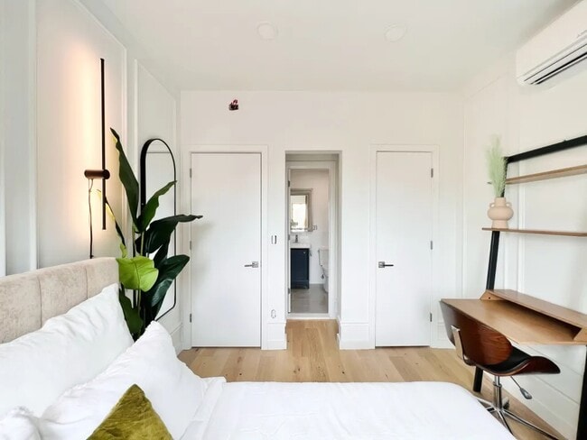 Foto del edificio - Furnished room/NOT APARTMENT