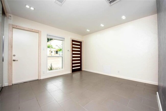 Building Photo - 3302 Catalina Dr