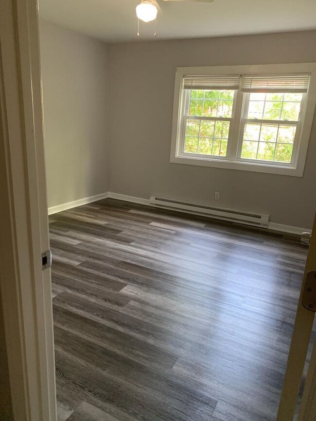 Foto del edificio - 1015A Rosser St Unit #1 - Move-In Ready 2-Bedroom Condo with Peaceful Garden Views