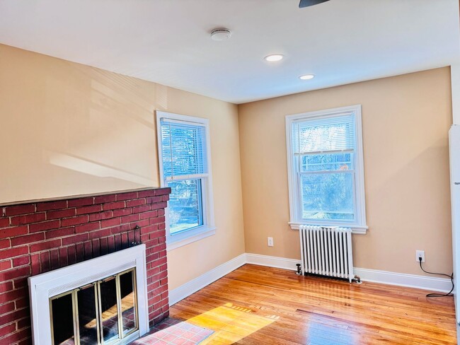 Building Photo - 908 Hudson Ave