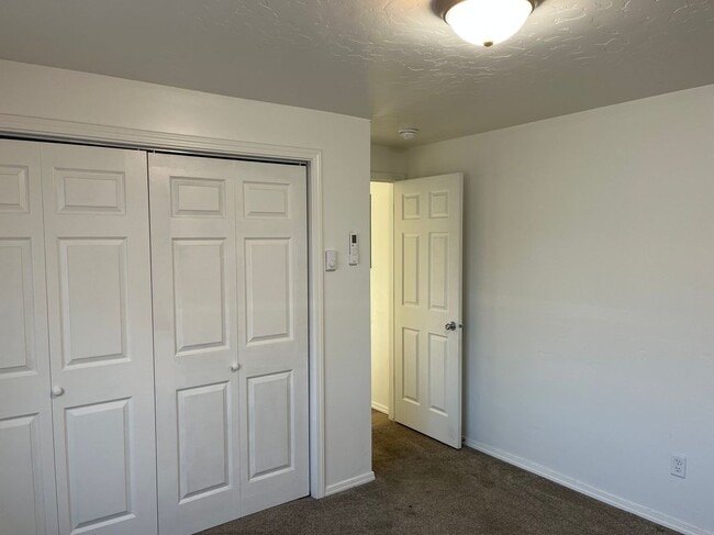 Building Photo - 1442 W Sandalwood Dr