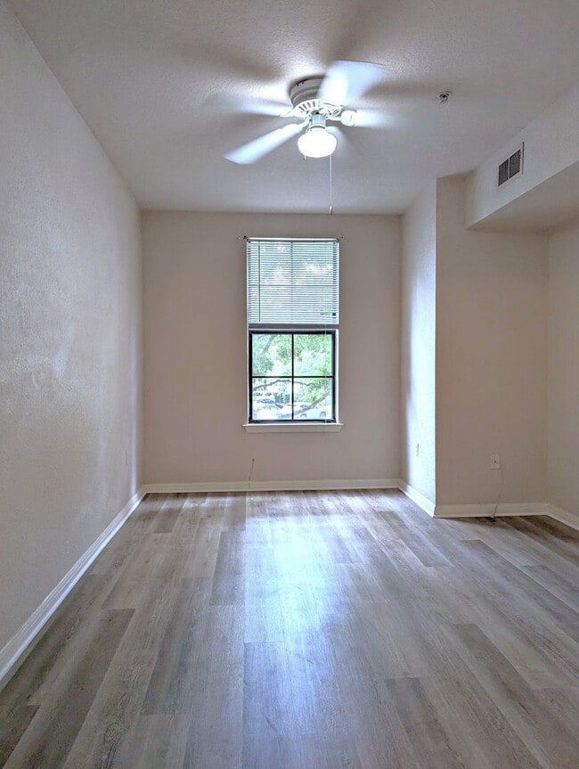 Building Photo - 1x1 Open, bright and spacious! 647 square ...