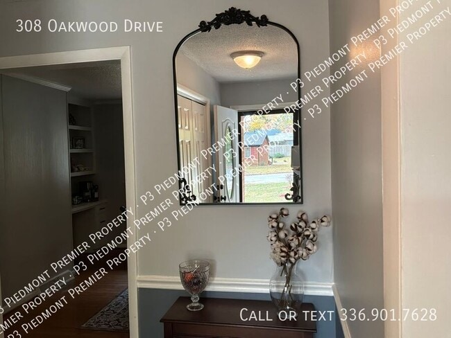 Photo - 308 Oakwood Dr House