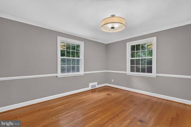 Foto del edificio - 7215 Rollingwood Dr
