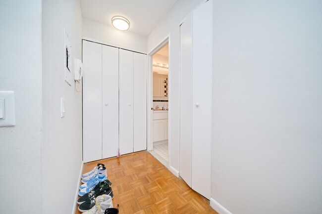 Foto del edificio - JUST LISTED HUGE STUDIO W/ PRIVATE BALCONY IN HELL’S KITCHEN