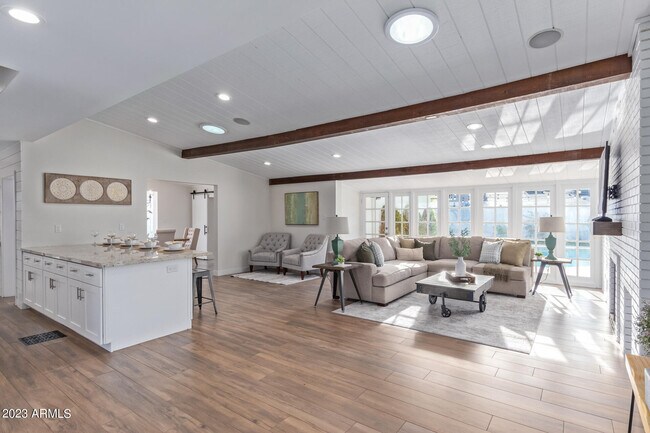 Foto del edificio - 351 W Orangewood Ave