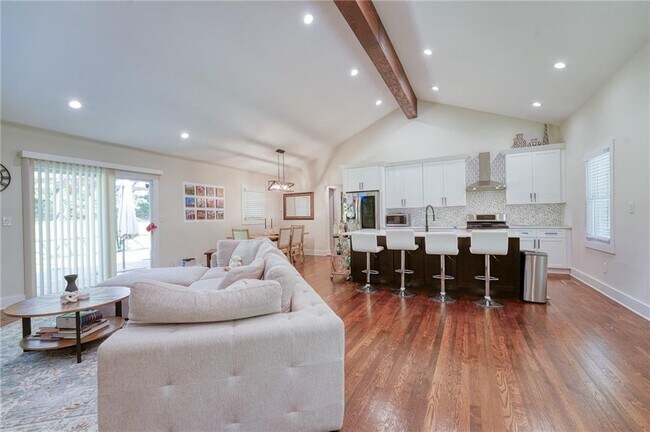 Foto del edificio - 3076 McCully Dr NE