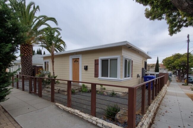 Delantero y lado derecho - 421 N Ditmar St