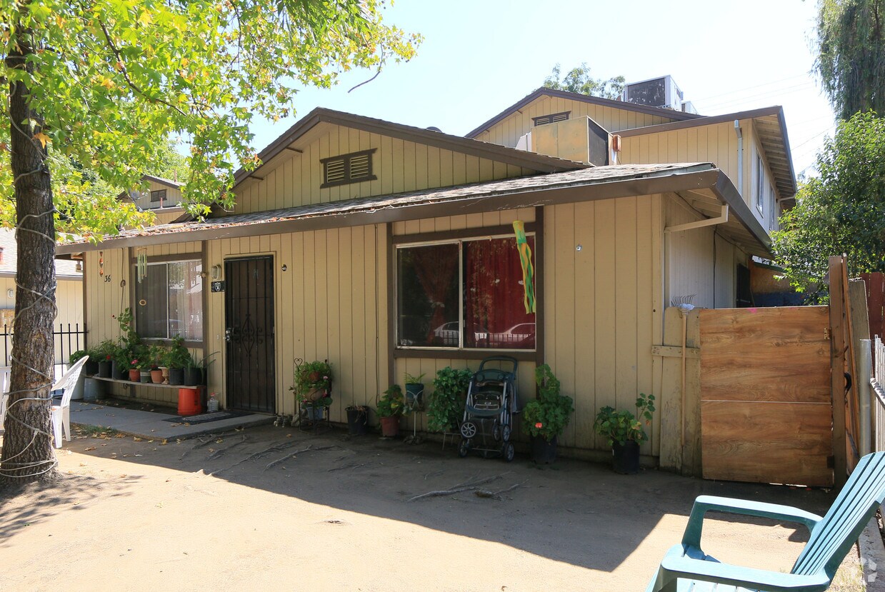 Building Photo - Maple Manor