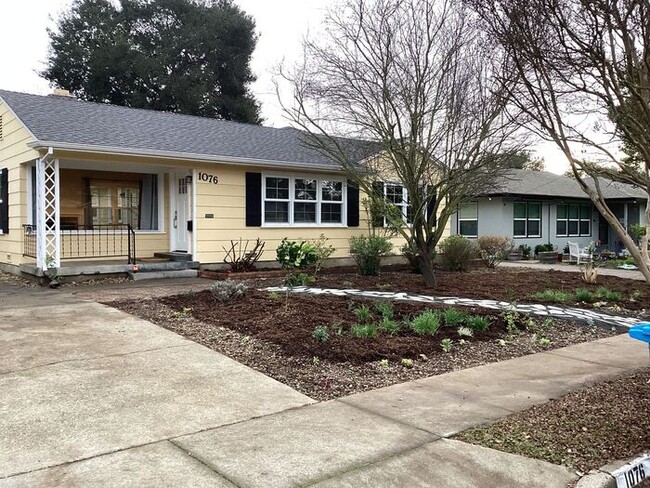 Building Photo - Charming Vintage bungalow in desirable nei...