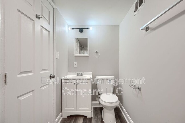 Building Photo - 1527 N Stricker St