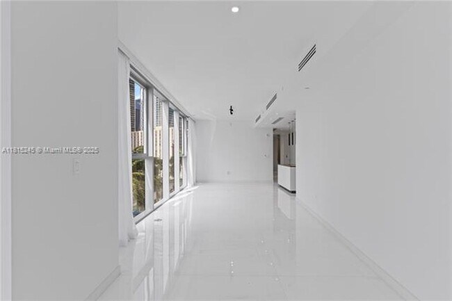 Building Photo - 300 Biscayne Blvd Way