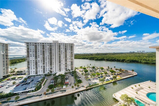 Building Photo - 400 Kings Point Dr