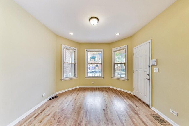 Foto del edificio - 3539 N Pulaski Rd