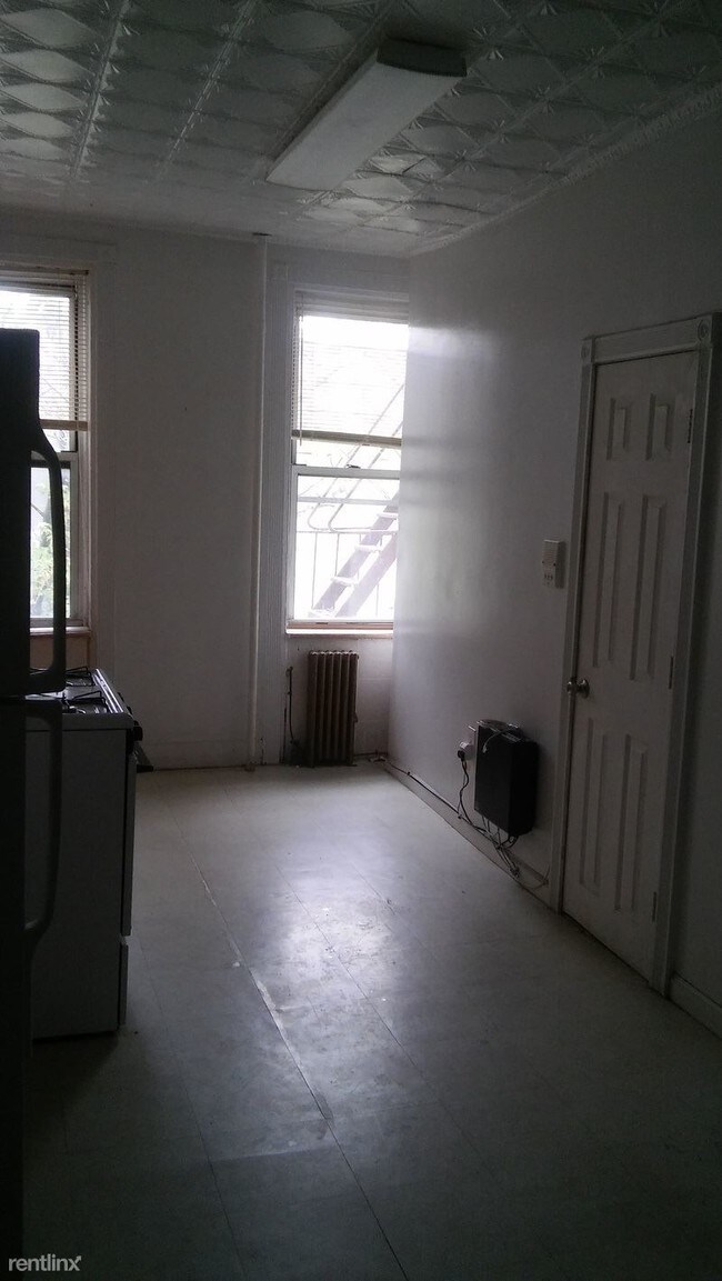 Building Photo - 68 Diamond St
