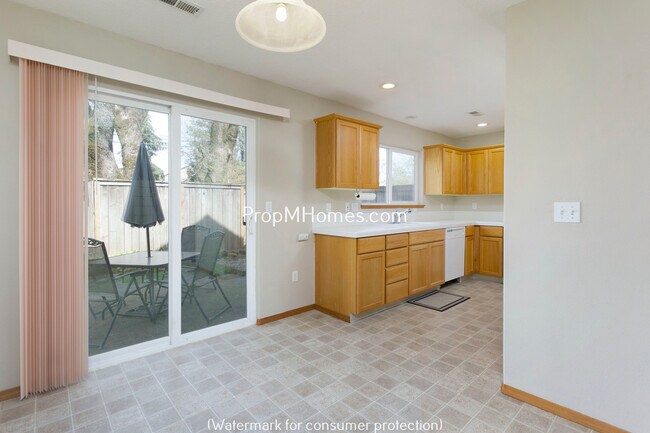 Building Photo - Spacious Three Bedroom Home in Oregon City...