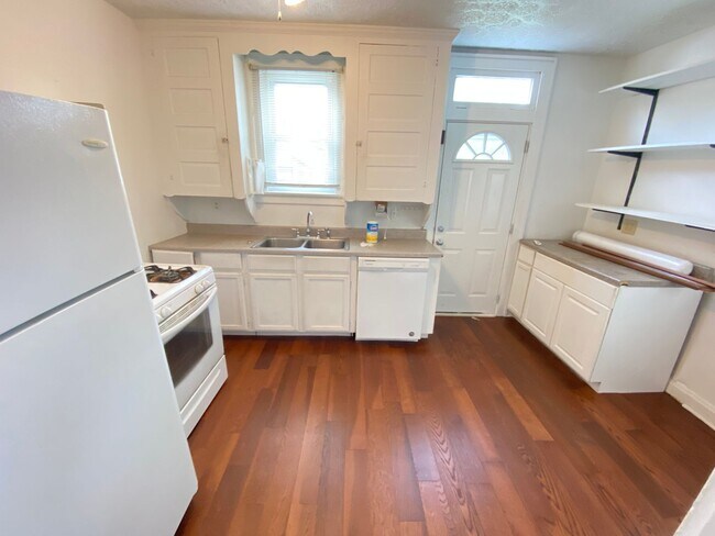 Building Photo - Indianola Ave 2890-2892 NSLLC