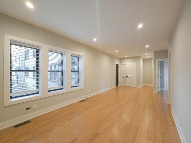 Building Photo - 4816 N Wolcott Ave