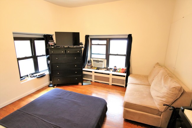 Building Photo - 226 W 72nd St