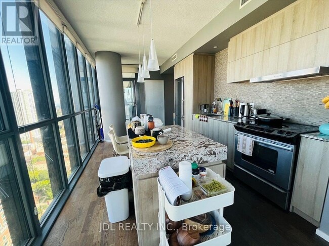 Photo du bâtiment - 101 Charles St E