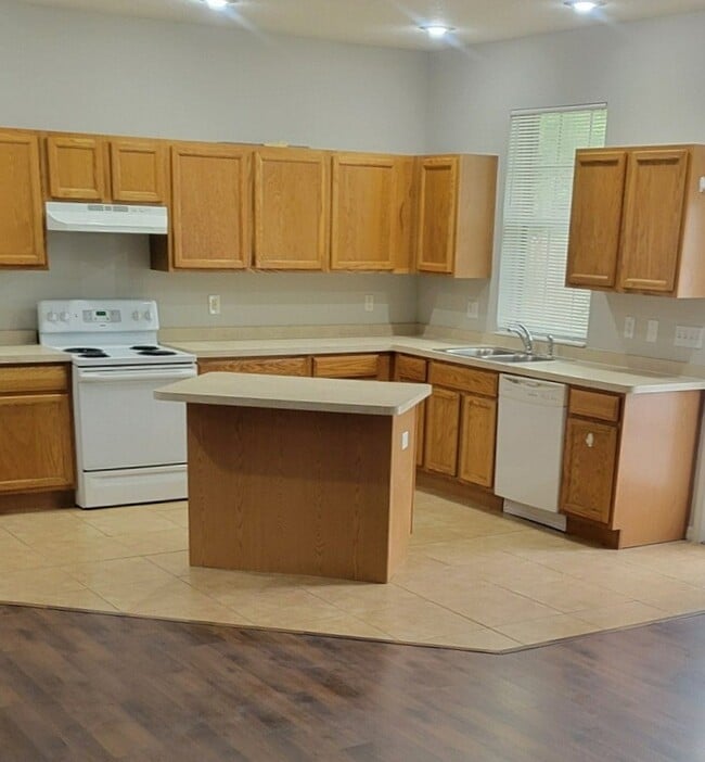 Building Photo - 2225 Sweet Holly Ln