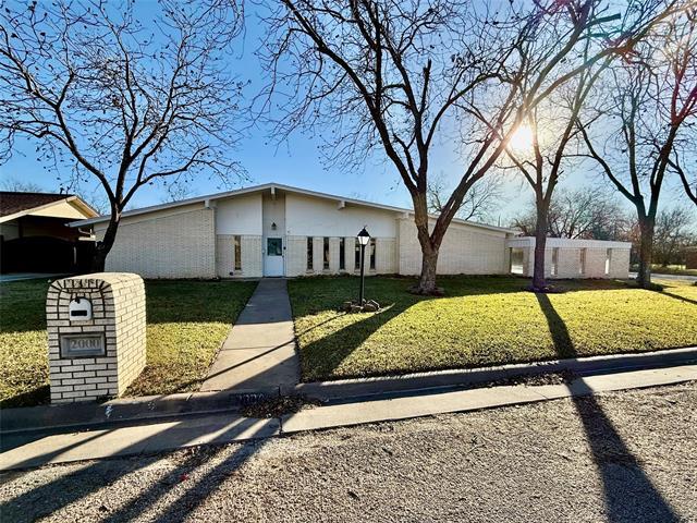 Building Photo - 2000 SE 10th St