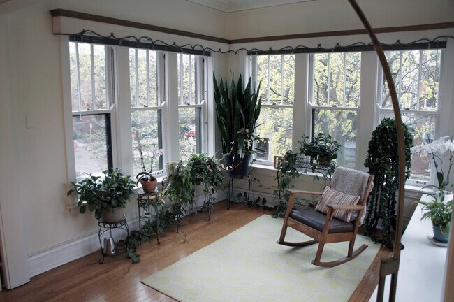Building Photo - 1308 W Elmdale Ave