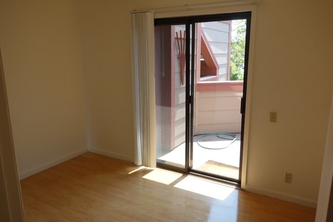 Foto del edificio - Bright 3-Bed condo with In-Unit Laundry, Pool Access, and Assigned Carport in Fremont