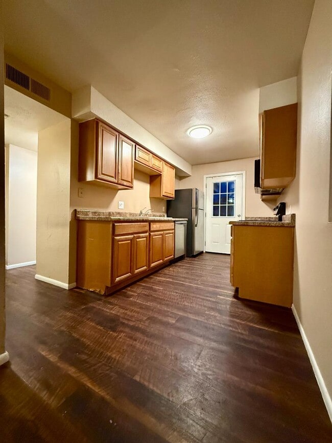 Building Photo - 825 E 5th St