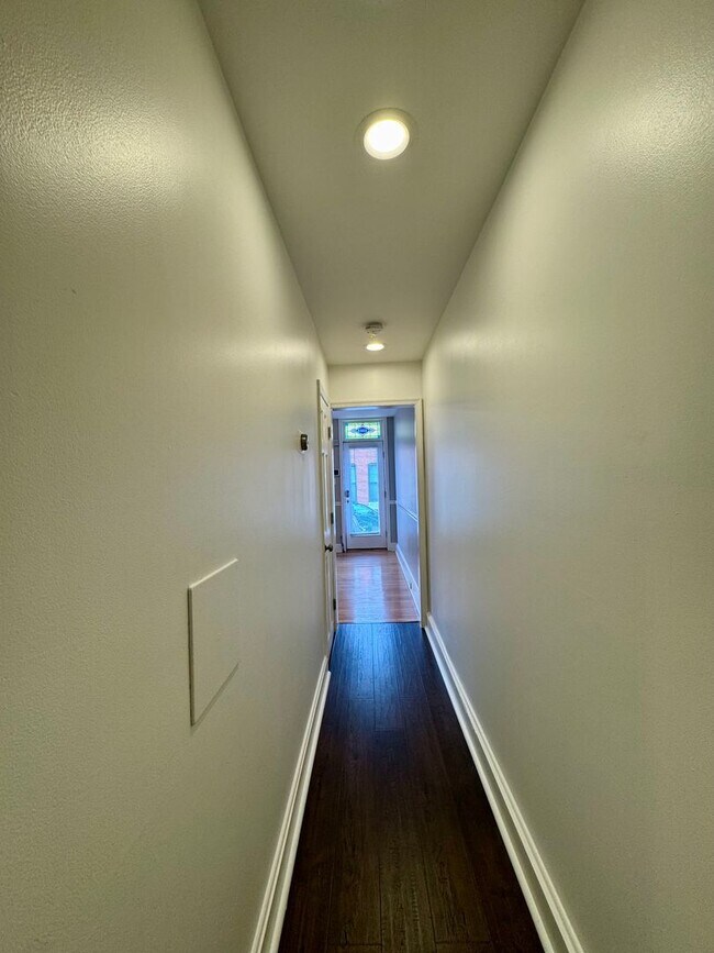 Foto del edificio - Charming 2 Bedroom/ 2 Bathroom Townhome in...