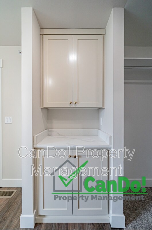 Foto del edificio - 2998 Huntshire Ave