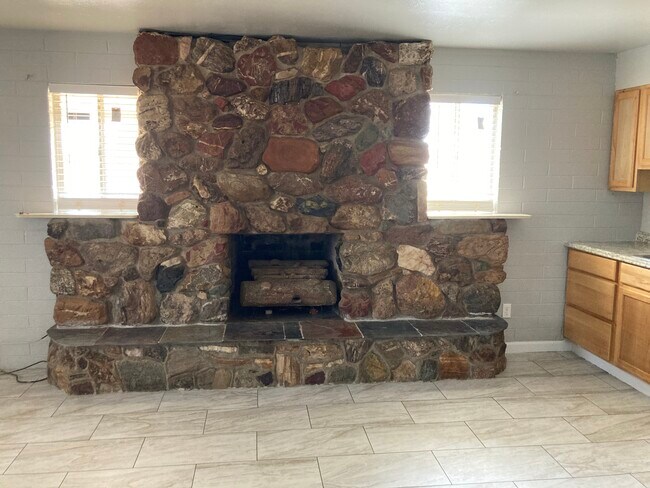 Foto del edificio - 250 S Grand Dr