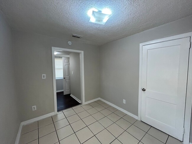 Foto del edificio - Recently renovated 2/1 Springfield Apartment!