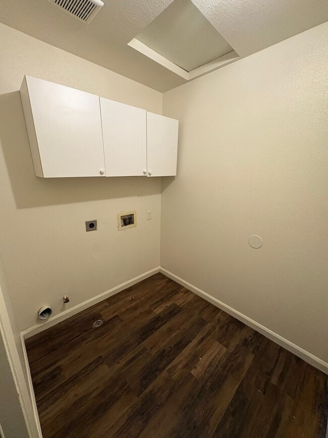 Building Photo - Cozy Home On Spacious Lot In Tulare Available Now!